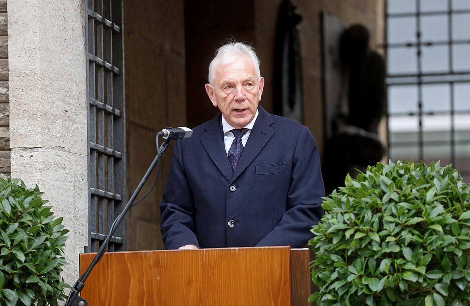 Vertreter der Stadt – darunter Heilbronns OB Harry Mergel – erinnern mit einer Kranzniederlegung an die Opfer von Krieg und Gewaltherrschaft. Vertreter der Stadt – darunter Heilbronns OB Harry Mergel – erinnern mit einer Kranzniederlegung an die Opfer von Krieg und Gewaltherrschaft.