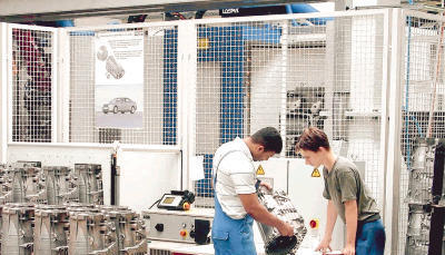 Palettenweise Getriebegeh&auml;use aus Aluminium: Es sind sehr komplexe Gussteile, die von der Firma Amann Druckguss in Massenbachhausen herstellt werden. Das Knowhow des Zulieferers ist sehr gefragt.Foto: Amann Druckguss