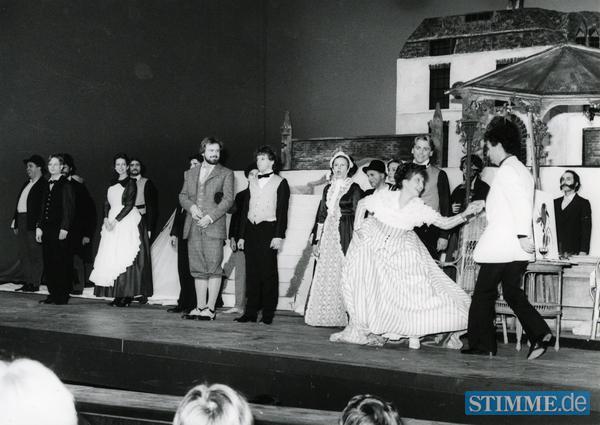 1982 - Schluss-Applaus für das Ensemble nach dem Musical "My Fair Lady" bei der Eröffnung des Stadttheaters  Heilbronn.
In der Mitte Ingrid Richter-Wendel: 1982 - Schluss-Applaus für das Ensemble nach dem Musical "My Fair Lady" bei der Eröffnung des Stadttheaters  Heilbronn.
In der Mitte Ingrid Richter-Wendel: