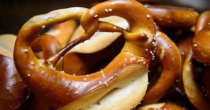 Schw&auml;bische Brezeln: Viele Betriebe sind mittlerweile auf automatische Schlingmaschinen und Tiefk&uuml;hlteig umgestiegen. Foto: Sina Schuldt