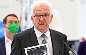 Winfried Kretschmann (Gr&uuml;ne, links) und Thomas Strobl (CDU) pr&auml;sentierten den neuen Koalitionsvertrag "Jetzt f&uuml;r Morgen". 
Fotos: dpa