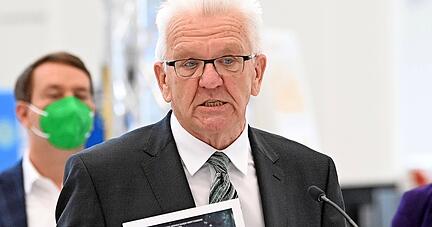 Winfried Kretschmann (Gr&uuml;ne, links) und Thomas Strobl (CDU) pr&auml;sentierten den neuen Koalitionsvertrag "Jetzt f&uuml;r Morgen". 
Fotos: dpa