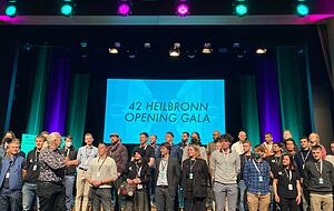 Am Ende der Eröffnungsfeier kommen einige der Studierenden der Programmierschule 42 Heilbronn auf die Bühne, um ihren Dank auszusprechen. Am Ende der Eröffnungsfeier kommen einige der Studierenden der Programmierschule 42 Heilbronn auf die Bühne, um ihren Dank auszusprechen.