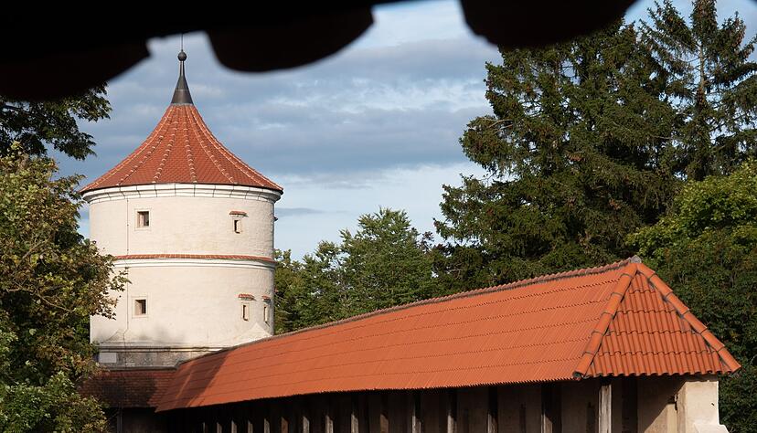 Gut für Schlechtwettertage: Der Stadtmauer-Rundgang in Nördlingen ist fast durchgängig überdacht. Gut für Schlechtwettertage: Der Stadtmauer-Rundgang in Nördlingen ist fast durchgängig überdacht.