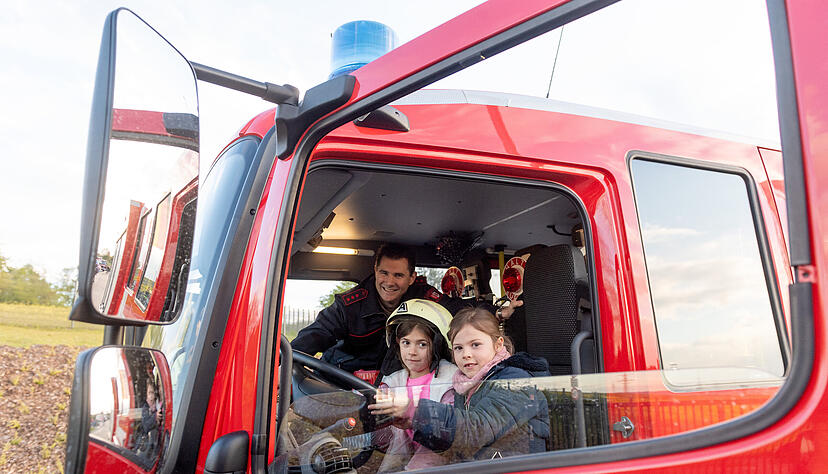 Endlich mal in einem echten Feuerwehrauto sitzen. Beim dreitägigen Einweihungsfest war für die Öffentlichkeit viel geboten. Endlich mal in einem echten Feuerwehrauto sitzen. Beim dreitägigen Einweihungsfest war für die Öffentlichkeit viel geboten.