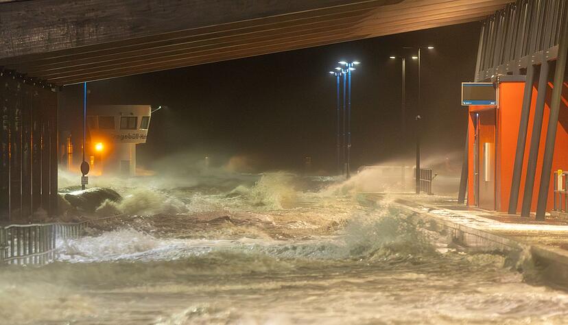 Kurzfristig erobert die Nordsee den Anleger eines Fährhafens. Kurzfristig erobert die Nordsee den Anleger eines Fährhafens.