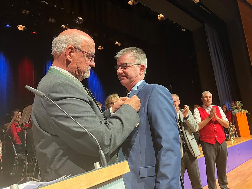 Für die österreichische Partnerstadt Treffen spricht Klaus Glanznig und erntet donnernden Applaus.