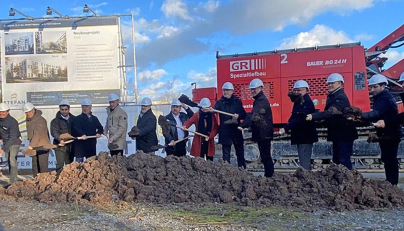 Offizieller Auftakt der Bauarbeiten mit 18 Spaten: In der Schützenstraße sollen zwei Gebäude mit 40 geförderten Wohnungen entstehen. Einziehen können die Bewohner voraussichtlich Ende 2026. Offizieller Auftakt der Bauarbeiten mit 18 Spaten: In der Schützenstraße sollen zwei Gebäude mit 40 geförderten Wohnungen entstehen. Einziehen können die Bewohner voraussichtlich Ende 2026.