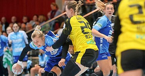 Weder Kamila Kordovsk&aacute; (am Ball) noch Ex-Dortmunderin Paulina Uscinowicz (hinten rechts) hatten im Hinspiel gegen den BVB um Kreisl&auml;uferin Emma Olsson Akzente setzen k&ouml;nnen. Auch in Dortmund wird es am Freitagabend sehr schwer.