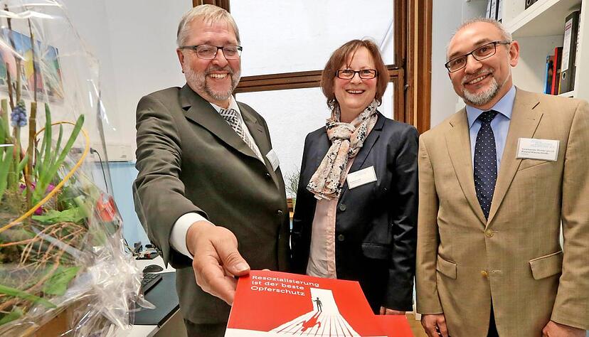 Erleichtert nach dem Umzug: Vorstandschef J&uuml;rgen Lepple (li.), Gesch&auml;ftsf&uuml;hrerin Bettina Lei&szlig; und das neue Vorstandsmitglied Roland Kleinschroth.Foto: Sawatzki