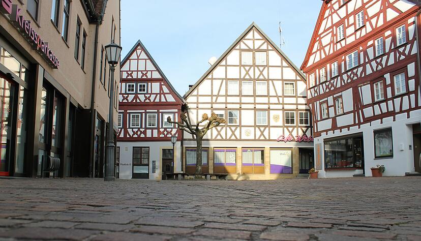 Das B&auml;ckereicaf&eacute; am M&ouml;ckm&uuml;hler Marktplatz ist geschlossen, die Stadt pachtet die Immobilie und sucht nun daf&uuml;r einen Betreiber. Foto: Simon Gajer
