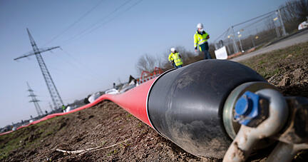 Ein Leerrohr der geplanten Stromautobahn Suedlink liegt in der N&auml;he des Umspannwerks Gro&szlig;gartach auf einer Wiese.