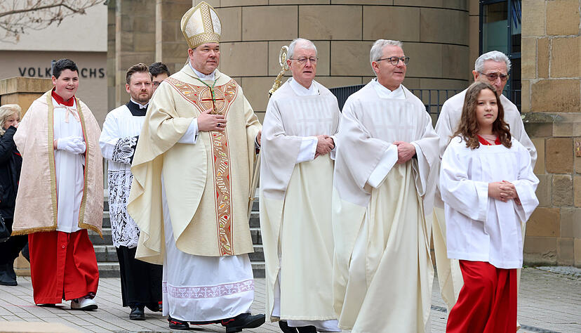 Zum Pontifikalamt im Deutschordensmünter St. Peter und Paul zieht Hochmeister und Generalabt Frank Bayard mit Pfarrer Roland Rossnagel ein.
Foto: Ralf Seidel Zum Pontifikalamt im Deutschordensmünter St. Peter und Paul zieht Hochmeister und Generalabt Frank Bayard mit Pfarrer Roland Rossnagel ein.
Foto: Ralf Seidel