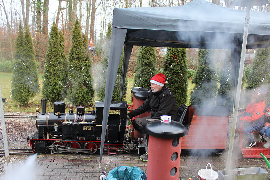 Die Dampfbahn ist auf dem Weihnachtsmarkt in Friedrichsruhe das Highlight &ndash; vor allem f&uuml;r die kleinen Besucher.