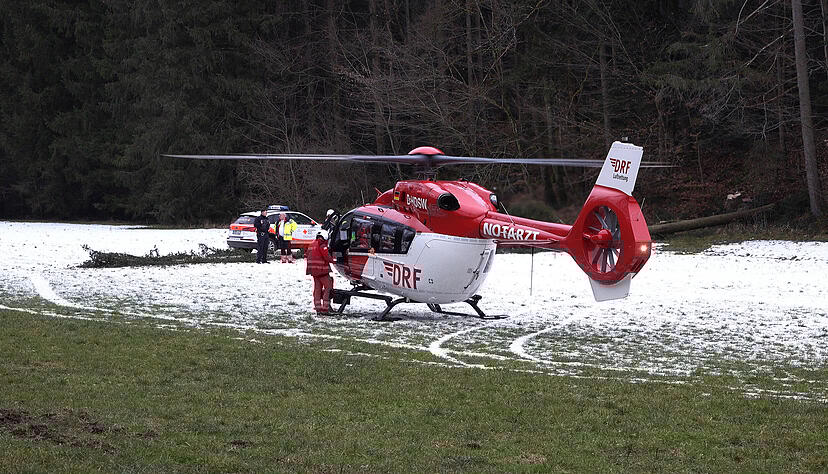 Ein Hubschrauber hat den Verletzten in ein Krankenhaus gebracht.