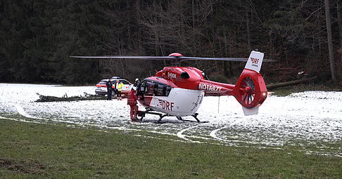 Ein Hubschrauber hat den Verletzten in ein Krankenhaus gebracht.