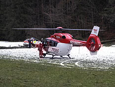 Ein Hubschrauber hat den Verletzten in ein Krankenhaus gebracht.