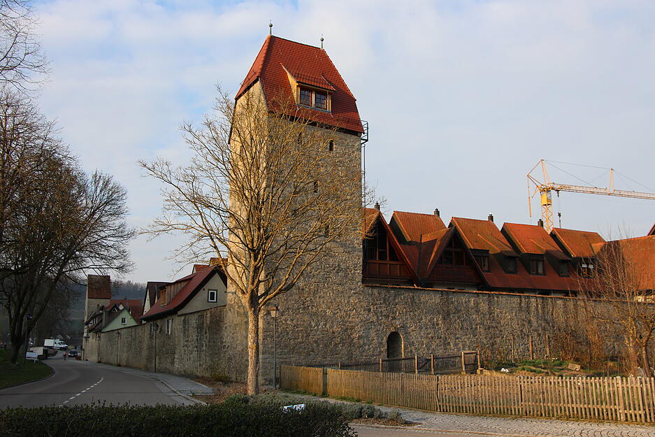 Der mittelalterliche Turm in Niedernhall dient heute als außergewöhnlicher Wohnraum mit 70er-Jahre Retro-Interieur. Der mittelalterliche Turm in Niedernhall dient heute als außergewöhnlicher Wohnraum mit 70er-Jahre Retro-Interieur.
