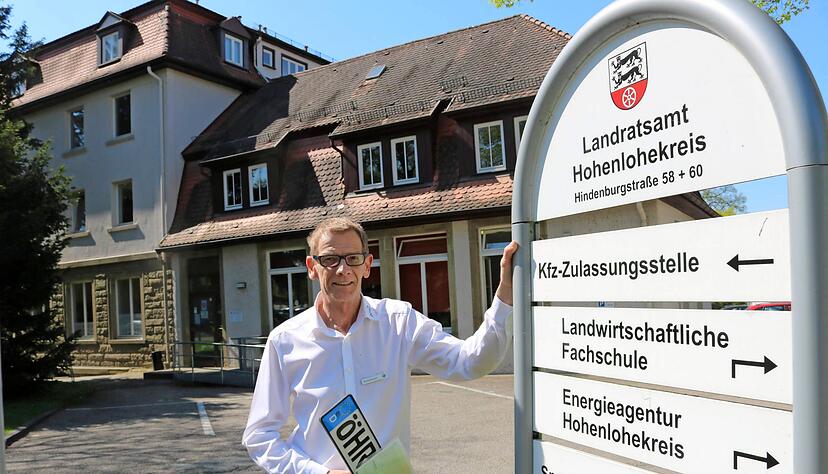 Thomas Neumann ist Verk&auml;ufer beim &Ouml;hringer Autohaus Ochs und an diesem Tag selbst vor Ort. Der 56-J&auml;hrige kritisiert die Verlagerung nach K&uuml;nzelsau, auch weil Neuzulassungen online noch nicht m&ouml;glich sind.
