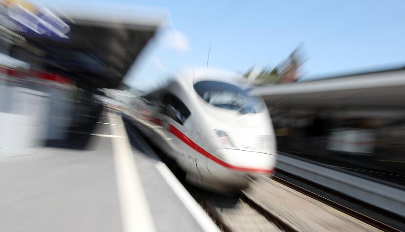 Der Buga-ICE bei der Einfahrt in den Heilbronner Hauptbahnhof. Anfang Oktober werden die letzten Fernzüge für neun Jahre in Heilbronn anhalten. 

Foto: Andreas Veigel
