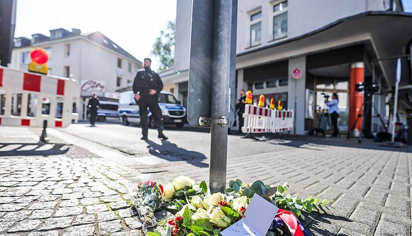 Blumen liegen in der Nähe des Tatorts in Solingen.