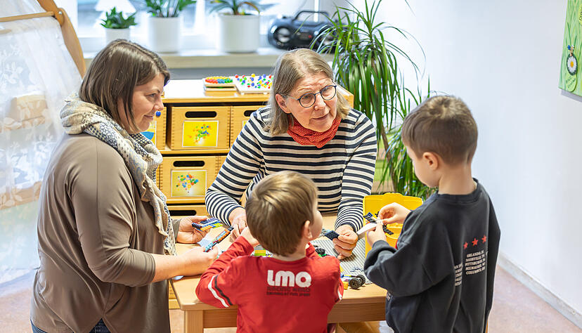 Franziskanerschwester Mirjam bei ihrer heilp&auml;dagogischen Arbeit in Heilbronn-B&ouml;ckingen im Petrus Kindergarten.