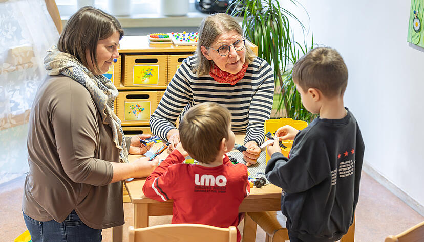 Schwester Mirjam Br&uuml;ggemann (Mitte) bei ihrer t&auml;glichen heilp&auml;dagogischen Arbeit im Petrus Kindergarten in Heilbronn-B&ouml;ckingen.