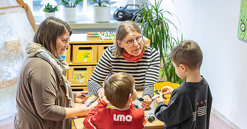 Franziskanerschwester Mirjam bei ihrer heilp&auml;dagogischen Arbeit in Heilbronn-B&ouml;ckingen im Petrus Kindergarten.