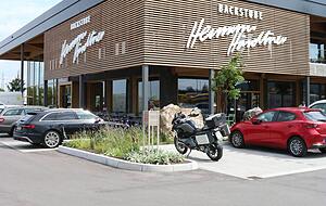 Direkt daneben wurden seit Mai bereits Hunderte G&auml;ste bedient: im Caf&eacute;.