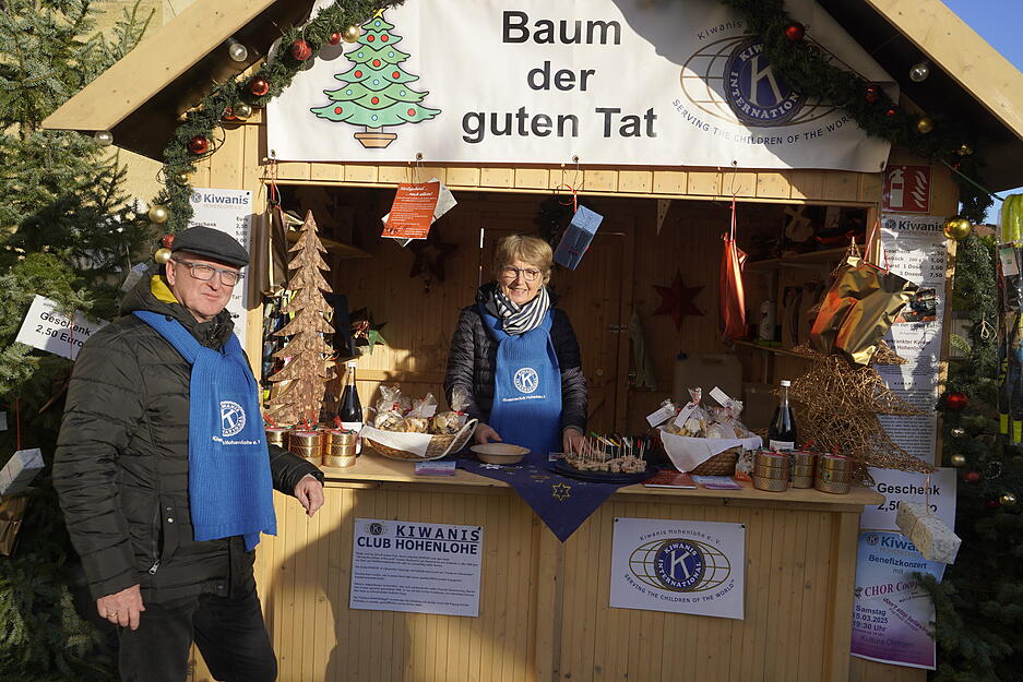 "Winter-Wunder-Weihnachtsglanz" ist das Motto des Öhringer Weihnachtsmarktes. Vom ersten bis zum dritten Adventswochenende erwarten die zahlreichen Besucher liebevolle Geschenkideen und viele Köstlichkeiten vor Ort. "Winter-Wunder-Weihnachtsglanz" ist das Motto des Öhringer Weihnachtsmarktes. Vom ersten bis zum dritten Adventswochenende erwarten die zahlreichen Besucher liebevolle Geschenkideen und viele Köstlichkeiten vor Ort.