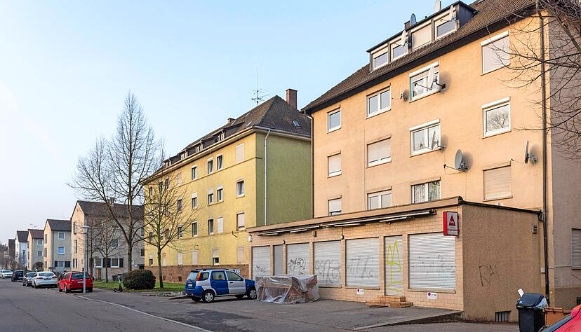 Die Christophstraße ist durch die Bahnlinie und die stark befahrene Austraße mit der Stadtbahn hohen Lärmemissionen ausgesetzt. Viele Gebäude sind sanierungsbedürftig.
Fotos: Mario Berger Die Christophstraße ist durch die Bahnlinie und die stark befahrene Austraße mit der Stadtbahn hohen Lärmemissionen ausgesetzt. Viele Gebäude sind sanierungsbedürftig.
Fotos: Mario Berger