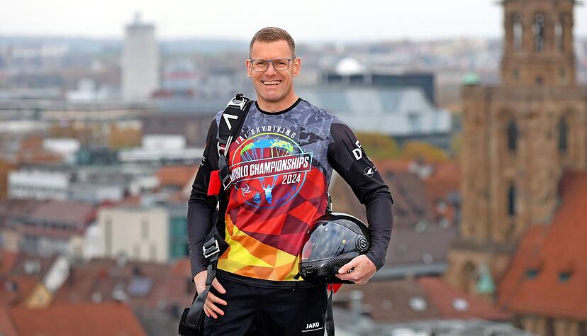 Thorsten Morhaus fliegt beim Sky Diving mit fast 500 Km/h auf die Erde zu.