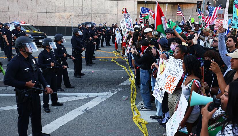 Gegner werfen Trump und seinem Umfeld vor, Dissens pauschal zu delegitimieren und schrittweise einschränken zu wollen. Gegner werfen Trump und seinem Umfeld vor, Dissens pauschal zu delegitimieren und schrittweise einschränken zu wollen.