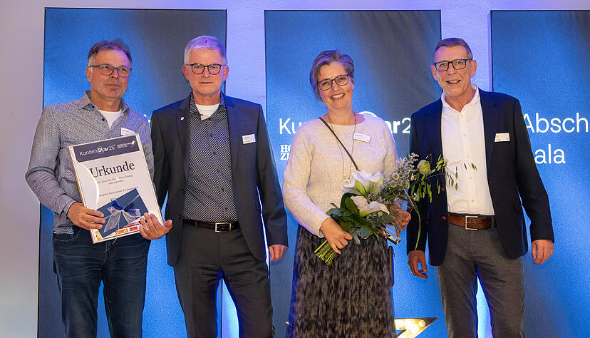 Gerd Walz (rechts) und Martin Küfner (Zweiter von links) überreichen eine der Auszeichnungen an Rainer und Andrea Specht, die den Laden bis 19 Uhr noch so voll hatten, dass sie erst mit Verspätung zur Gala kamen.