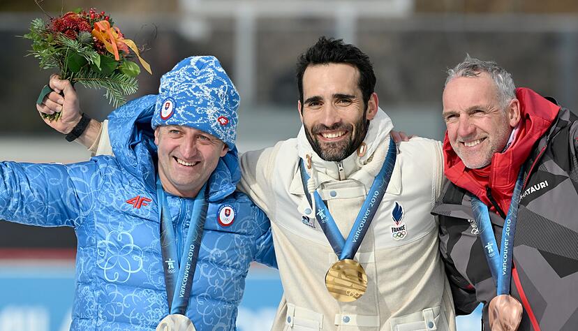 Martin Fourcade (M) und seine Kollegen bekamen auch nachtr&auml;glich neue Medaillen.