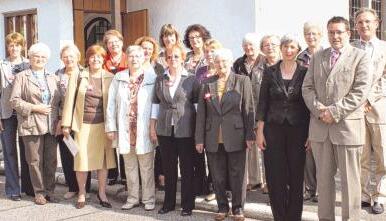 Holger Weinhardt (vorne rechts), daneben Pfarrerin Birgit Wildermuth und dahinter B&uuml;rgermeister Michael Folk mit den 17 Frauen des Frauenkreises.Foto: Edgar Herterich