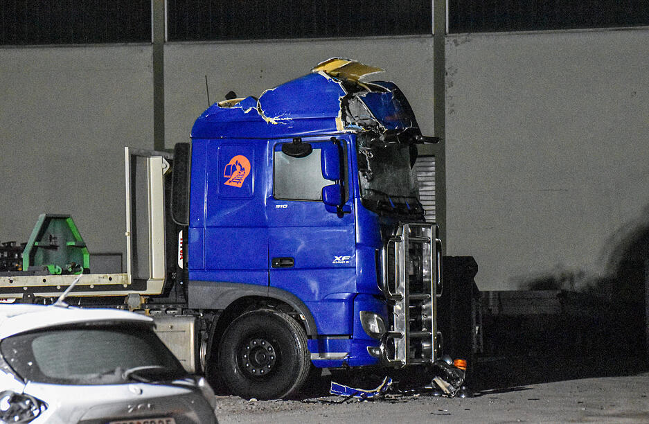 Beschädigte Fahrzeuge stehen in Grünsfeld. Ein Mann hat in Grünsfeld einen Bagger gestohlen, damit eine Baufirma und Streifenwagen beschädigt und drei Polizisten verletzt.