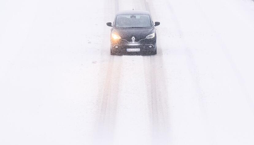 Schneebedeckte Fahrbahnen sorgen vielerorts für rutschige Verhältnisse. Schneebedeckte Fahrbahnen sorgen vielerorts für rutschige Verhältnisse.
