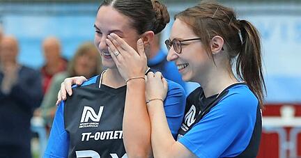 Schnell das Tränchen zum Abschied weggewischt: Simona Horvathova (links) mit Teamkollegin Ronja Mödinger.
Fotos: Alexander Bertok Schnell das Tränchen zum Abschied weggewischt: Simona Horvathova (links) mit Teamkollegin Ronja Mödinger.
Fotos: Alexander Bertok