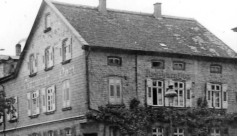 Am 21. März 1945 wurden vor dem Gasthaus Post an der Neckarstraße/Urbanstraße unweit des Deutschordensschlosses vier gefangene Amerikaner von NSDAP-Funktionären kaltblütig ermordet.
Foto: Stadtarchiv Neckarsulm, Sammlung Theobald Ehehalt Am 21. März 1945 wurden vor dem Gasthaus Post an der Neckarstraße/Urbanstraße unweit des Deutschordensschlosses vier gefangene Amerikaner von NSDAP-Funktionären kaltblütig ermordet.
Foto: Stadtarchiv Neckarsulm, Sammlung Theobald Ehehalt