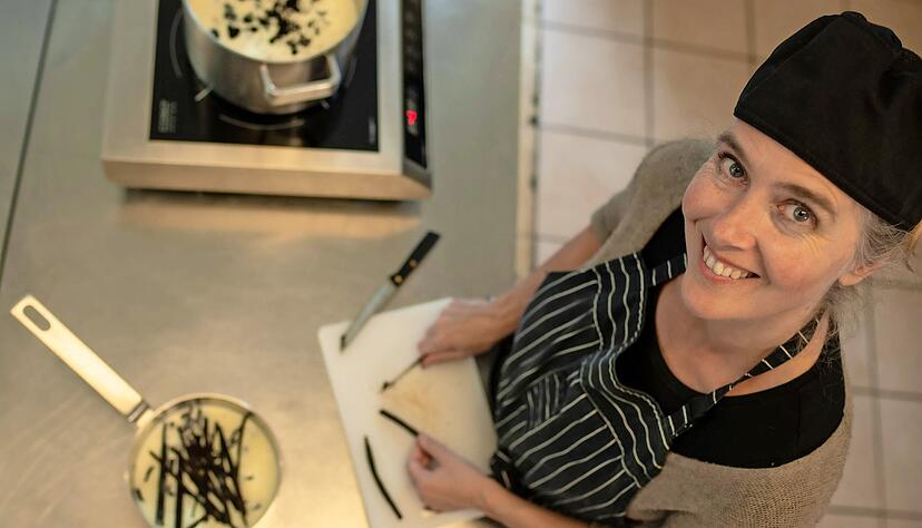 Ausgesuchte Vanilleschoten schneidet Nina Sohl von Hand. Ein Geheimnis ihrer Eismanufaktur ist viel Zeit, die sie bei der Herstellung der kühlen Köstlichkeiten verwendet.
Foto: privat Ausgesuchte Vanilleschoten schneidet Nina Sohl von Hand. Ein Geheimnis ihrer Eismanufaktur ist viel Zeit, die sie bei der Herstellung der kühlen Köstlichkeiten verwendet.
Foto: privat