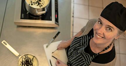 Ausgesuchte Vanilleschoten schneidet Nina Sohl von Hand. Ein Geheimnis ihrer Eismanufaktur ist viel Zeit, die sie bei der Herstellung der k&uuml;hlen K&ouml;stlichkeiten verwendet.
Foto: privat