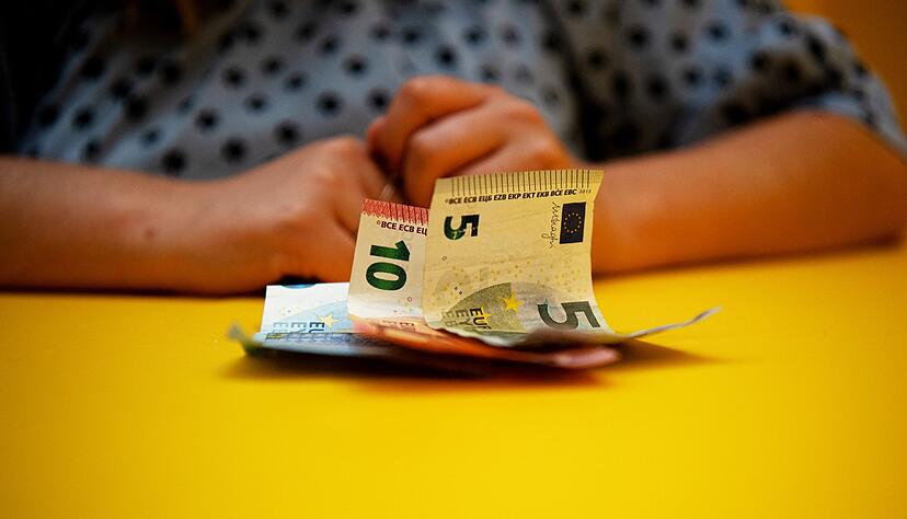 Damit Ihnen nicht nur ein Teil Ihrer Auszahlung bleibt: P-Konto-Inhaber, die mit Nachzahlungen von Sozialhilfen oder Renten rechnen, sollten rechtzeitig einen Freistellungsantrag daf&uuml;r stellen.