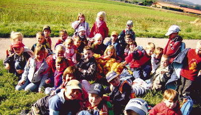 Stolz trugen die Langenbeutinger Kinder die selbst geernteten Kartoffeln in S&auml;cken mit in den Kindergarten, wo ein Grillfeuer angez&uuml;ndet wurde. (Foto: Agentur Kochertal)