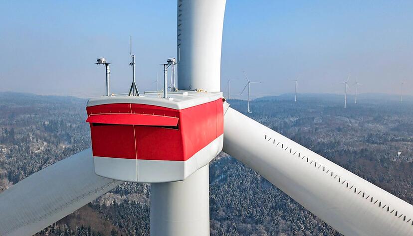 Vorne an der eckigen Gondel ist die sogenannte Rotornabe befestigt, an der die drei jeweils 65 Meter langen Rotorblätter angedockt sind. Vorne an der eckigen Gondel ist die sogenannte Rotornabe befestigt, an der die drei jeweils 65 Meter langen Rotorblätter angedockt sind.