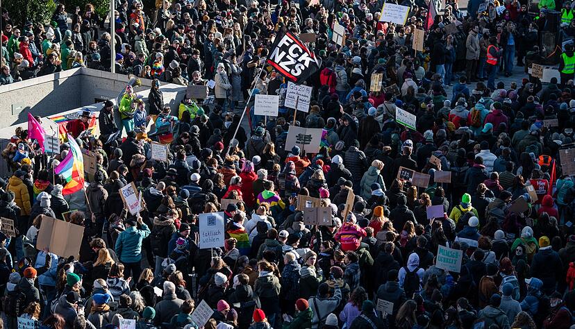 Rund 5.000 Menschen haben laut Polizei in der Karlsruher Innenstadt demonstriert.