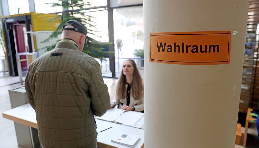 Im Wahllokal des Bad Rappenauer Rathauses votierten die meisten Wähler für Jürgen Kögel von der AfD. Dicht gefolgt von CDU-Kandidat Alexander Throm. Im Wahllokal des Bad Rappenauer Rathauses votierten die meisten Wähler für Jürgen Kögel von der AfD. Dicht gefolgt von CDU-Kandidat Alexander Throm.