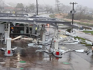 Auf Jamaika sind etliche Häuser beschädigt worden, ähnlich wie diese Tankstelle. Mehr als 530.000 Haushalte waren nach dem Hurrikan "Melissa" ohne Strom. Auf Jamaika sind etliche Häuser beschädigt worden, ähnlich wie diese Tankstelle. Mehr als 530.000 Haushalte waren nach dem Hurrikan "Melissa" ohne Strom.