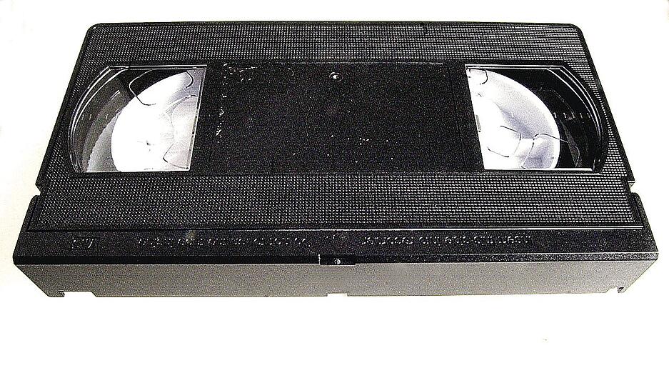Erinnerung an die alte Videokassette. In den 1980er Jahren erlebten die Videotheken Boomzeiten. Aufnahme aus dem Jahr 2003.