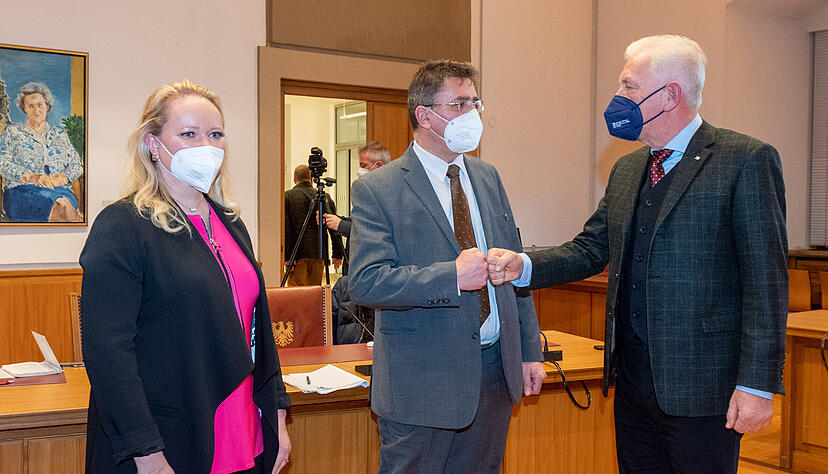 Harry Mergel (rechts) holte 81,5 Prozent der Stimmen und ließ seinen Herausforderern Raphael Benner (AfD, 10,6 Prozent) und Katharina Mikov (parteilos, 7,4 Prozent) keine Chance.